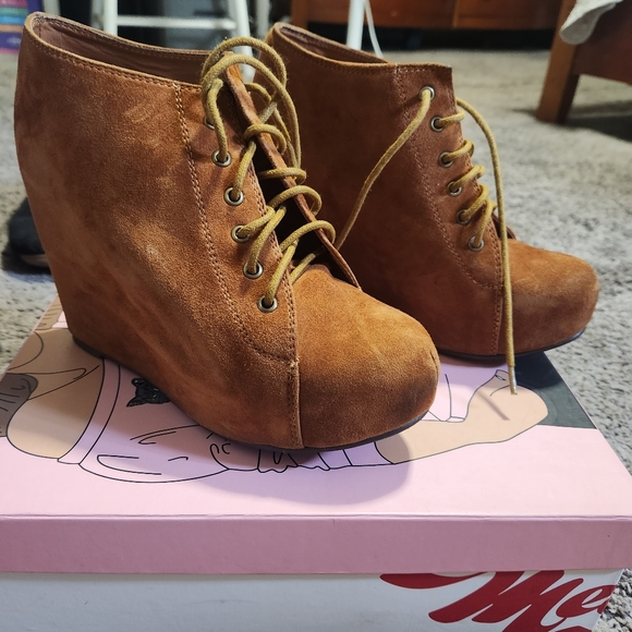 Boots - Picture 3 of 3